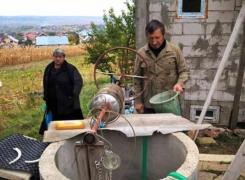 Bărbatul care s-a aruncat într-o fântână pentru un baton de PARIZER a murit la spital!