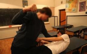 Război la liceu! Tatăl unui elev a bătut DOI PROFESORI şi TREI ELEVI care s-au certat cu fiul său!
