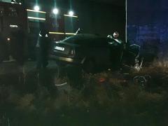 ACCIDENT GRAV în urmă cu puțin timp la Medgidia! Șoferul unui Volkswagen Passat a intrat într-un CAP DE POD de cale ferată. Bărbatul a rămas încarcerat