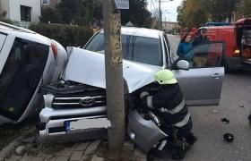 Accident spectaculos în Suceava: un şofer a lovit doi stâlpi şi a răsturnat o maşină parcată