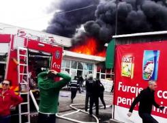 Incendiu la un depozit de vopsea din Vaslui! Pompierii au rămas fără apă, deși se află la 200 de metri de propriul sediu - VIDEO