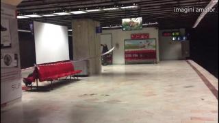 Sinucidere ȘOCANTĂ la metrou! Un tânăr a fost SFÂRTECAT de tren după ce a mers pe jos pe linii - VIDEO