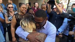 Un bărbat condamnat pe nedrept, pentru dublă crimă, a stat 23 de ani în închisoare. Imagini emoţionante cu momentul eliberării