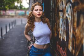 Mai multe tinere din București s-au lăsat fotografiate fără sutien de Ziua Internațională Fără Sutien - GALERIE FOTO