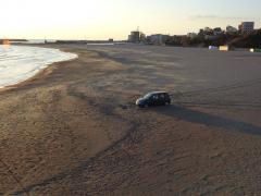 Mașină împotmolită pe plajă! O dimineață romantică s-a transformat în haos pentru un tânăr îndrăgostit - GALERIE FOTO