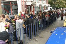 Zeci de mii de oameni au stat mai bine de 12 ore la coadă pe străzile Iaşului, pentru a atinge moaştele Sfintei Parascheva