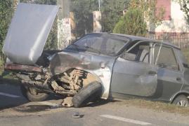 Scene halucinante în Timiş: o şoferiţă de 70 de ani a zburat 10 metri dintr-o Dacie veche, după un accident pe care l-a provocat din neatenţie