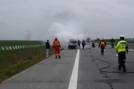 Circulaţie întreruptă pe autostrada Lugoj- Deva, după ce o camionetă cu piese auto A LUAT FOC, în mers