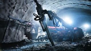 Sfârşit groaznic şi totodată bizar, al unui muncitor român, în Austria. A pierit strivit de camionul pe care-l conducea, într-un tunel