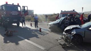 Trafic complet blocat pe DN 14 A, în urma unui accident provocat de un şofer care a depăşit o coloană