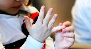 Fetiţă de 9 ani din Gorj, lovită cu sălbăticie de mamă cu bătătorul de covoare! Mama copilei face declaraţii HALUCINANTE