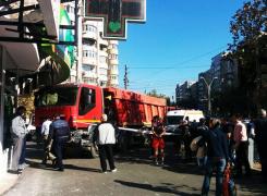 O autobasculantă scăpată de sub control a lovit patru oameni şi mai multe maşini şi s-a oprit într-o farmacie din Crângaşi