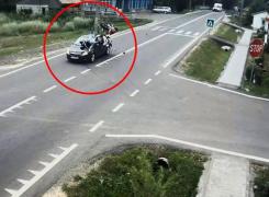Accidentul surprins LIVE care împarte internetul în două! Cine are dreptate: motociclistul sau şoferul?