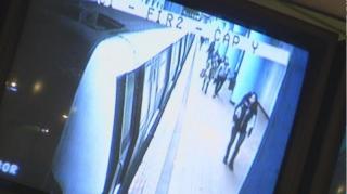 DEZVĂLUIRI de ultimă oră despre tânărul de 25 de ani care a murit SFÂRTECAT de tren, după ce a mers pe jos pe liniile de metrou. Ce l-a împins spre moarte