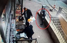 Momentul şocant în care un bărbat încearcă să răpească o fetiţă din mâinile tatălui său - VIDEO