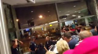 Zeci de ROMÂNI, printre care foarte mulţi copii, BLOCAŢI pe aeroportul din Liverpool, din cauza uraganului Ofelia