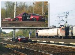 Cursă ilegală între un Corvette şi un Jaguar! Unul dintre bolizi a ZBURAT peste calea ferată şi s-a izbit de peronul gării din Buftea - GALERIE FOTO