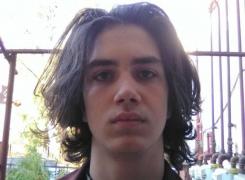 Scandal la liceu! Peste 20 de elevi au fost trimişi acasă de directorul unui liceu din Cluj pentru că au barbă şi părul lung!