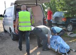 Moarte groaznică în Vrancea. Un bătrân şi-a ucis nepotul cu toporul. Agresorul a adormit lângă cadavru