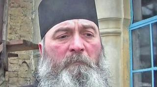 INCIDENT ŞOCANT la Iaşi! Imediat după slujbă, un preot a pus mâna pe ARMĂ, a băgat un cartuş pe ţeavă şi a tras. A executat două "javre", ziua în amiaza mare