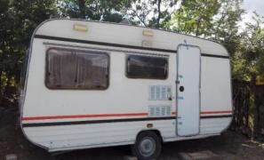 #metoo. Abuzul n-are vârstă. Un bărbat de 75 de ani din Vaslui a drogat o vecină adolescentă. Fata a reușit să fugă, cu bătrânul în chiloți pe urmele sale