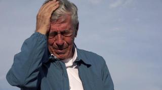 Cu gândul la o noapte pe cinste, un bătrân din Arad a invitat acasă DOUĂ femei, la un pahar de vișinată. A mai apucat doar să sune la 112