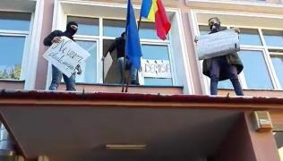 Protest la Colegiul Economic din Târgu Mureş. Elevii sunt nemulţumiţi că schimbă clasa la fiecare oră