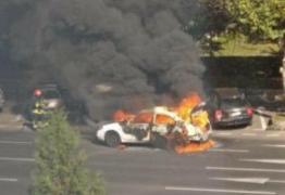 Panică în centrul Braşovului. Şofer rănit, după ce maşina i-a explodat din senin şi a luat foc. Imagini dramatice