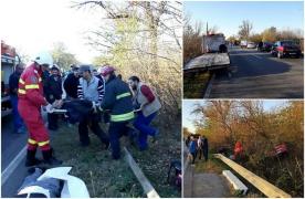 TRAGEDIE pe şoseaua Arad - Timişoara! Sunt mai mulţi MORŢI şi RĂNIŢI, după ce maşina în care se aflau s-a IZBIT de un copac (IMAGINI DRAMATICE)