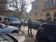 STARE de alertă în această dimineață la Constanța! ZECI de mascați ÎNARMAȚI până în dinți au coborât din dube și au încercuit o clădire. IMAGINI dramatice