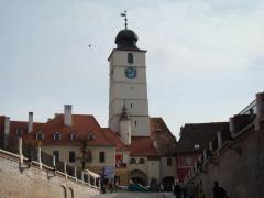 Paznicul de la Turnul Sfatului, din Sibiu, a încuiat noaptea turiştii în turn, a stins lumina şi-a plecat acasă. Prin beznă, îngroziţi, oamenii au sunat la 112