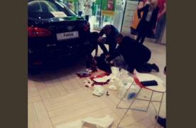 ATAC ARMAT într-un mare mall! UN MORT şi opt răniţi, după ce un bărbat a băgat cuţitul al întâmplare în mai mulţi oameni