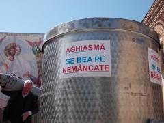 O femeie din Suceava era să moară, după ce a băut din sticla cu aghiasmă. Fiul său a dus-o de urgenţă la spital, după 3 zile