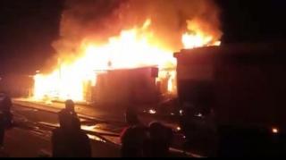 Incendiu devastator la Cluj. 10 familii de romi au fost evacuate, după ce barăcile improvizate în care locuiau au luat foc din senin