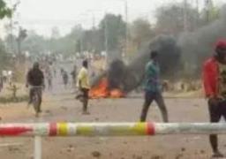 8 oameni ucişi, după ce au fost acuzaţi că ar fi fost VAMPIRI. Localnicii furioşi îi vânează pe 'cei îmbrăcaţi în negru'