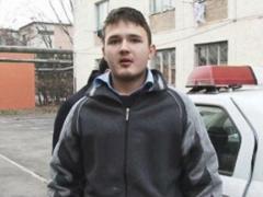 ALERTĂ MAXIMĂ! Un infractor extrem de periculos a EVADAT din spital, la Iaşi! Tânărul de 24 de ani şi-a sugrumat mama şi bunica, apoi le-a înjunghiat