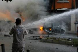 15 MORŢI, după ce un autobuz plin cu studenţi a fost aruncat în aer de un atacator sinucigaş