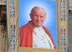 Relicva Sfântului Papă Ioan Paul al II-lea, purtată pe străzile din Bucureşti. Poliţia Rutieră anunţă trafic restricţionat