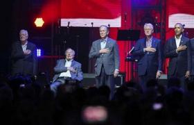 Imagini UNICE. Cinci foşti preşedinţi SUA au cântat imnul naţional pe scena aceluiaşi concert