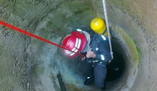 MOARTE GROAZNICĂ pentru un bărbat din Maramureş! A căzut în fântână încercând să scoată o găleată cu apă. OPERAŢIUNE DRAMATICĂ a pompierilor militari