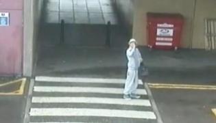 Un român în vârstă de 20 de ani a fost filmat Scoţia în timp ce ameninţă cu o sticlă spartă o adolescentă de 15 ani şi o obligă să intre în boscheţi