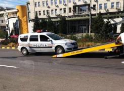 Un poliţist din Moineşti a plecat în misiune cu o autospecială tractată după ce maşina s-a stricat pe drum!