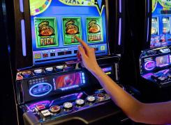 Un tânăr a fost SNOPIT ÎN BĂTAIE de cinci bărbaţi după ce a băgat 5 lei la PĂCĂNELE şi a câştigat