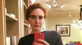 ATAC CU CUŢITUL într-un post de radio! O jurnalistă a fost înjunghiată în gât