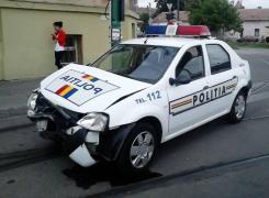 Un poliţist a fost obligat să plătească o SUMĂ URIAŞĂ după ce a făcut accident cu maşina Poliţiei în timpul unei misiuni