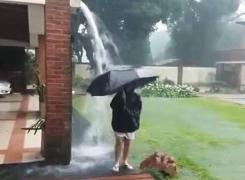 Un copil în vârstă de 12 ani a fost LOVIT DE FULGER în timp ce se juca în curte şi ţinea o umbrelă în mână - VIDEO ŞOCANT