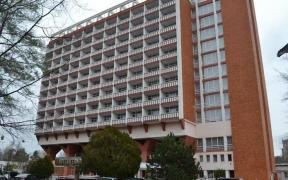 Masorul unui hotel din Băile Felix s-a aruncat de la balcon, în timpul serviciului. Tânărul a sărit în gol de la etajul 3