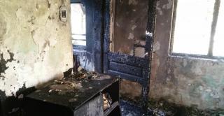 O casă din Neamţ a ars ca o torţă, concluzia specialiştilor a fost "scurtcircuit". Omul nu avea curent de 4 ani