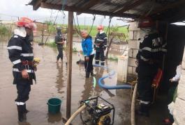 Peste 2.000 de oameni din Dâmboviţa au rămas fără curent din cauza INUNDAŢIILOR şi a vântului puternic!