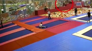 ACCIDENT groaznic! Un politician și-a RUPT GÂTUL după un salt spectaculos la un loc de joacă. Bărbatul a murit sub ochii copilului (VIDEO)